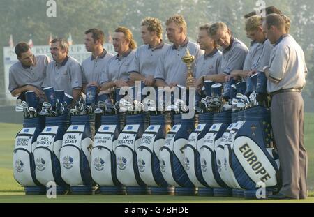 Das Ryder Cup Team posiert mit der Trophäe vor dem 35. Ryder Cup Spiel gegen die USA, im Oakland Hills Country Club, Bloommfield Township, Michigan. Stockfoto