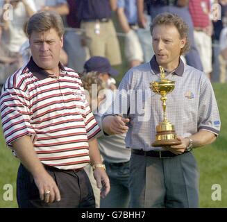 Der europäische Ryder Cup Kapitän Bernhard langer (rechts) hält die Trophäe mit dem US-Kapitän Hal Sutton vor dem 35. Ryder Cup Spiel gegen die USA im Oakland Hills Country Club, Bloommfield Township, Michigan. Stockfoto