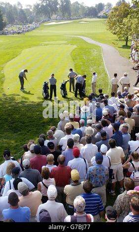 Eine große Menschenmenge beobachtet, wie der europäische Ryder Cup-Spieler Ian Poulter (oben links) beim Training für den 35. Ryder Cup im Oakland Hills Country Club, USA, das 17. Loch abhebt. Stockfoto