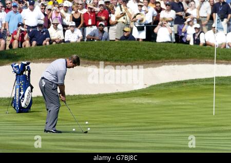 Lee Westwood, Spieler des European Ryder Cup, landet beim Training für den 35. Ryder Cup im Oakland Hills Country Club, USA, auf dem 16. Green. Stockfoto