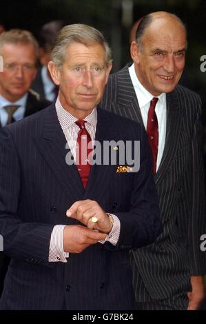 Der Prinz von Wales mit General Sir Michael Jackson beim Empfang ehemaliger und gegenwärtiger Mitglieder des 4. Fallschirmregiments im Hartenstein para Museum in Oosterbeek bei Arnhem, Holland. Stockfoto