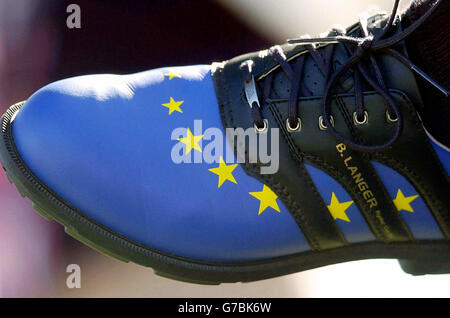 Europas Kapitän Bernard langer zeigt seine neuen Schuhe beim 35. Ryder Cup im Oakland Hills Country Club, Bloomfield Township, Michigan. Stockfoto