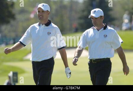 Die Europäer Padraig Harrington (L) und Paul McGinley gehen während des 35. Ryder Cup im Oakland Hills Country Club, Bloomfield Township, Michigan, den Fairway entlang. Stockfoto