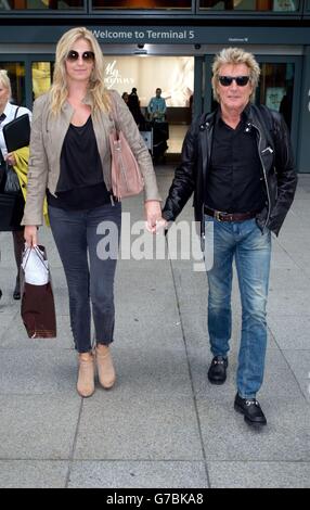 Rod Stewart und seine Frau Penny Lancaster kommen am Terminal 5 des Flughafens Heathrow in London an. Stockfoto