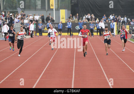 Teilnehmer, die am zweiten Tag des Invictus Games-Leichtathletikwettbewerbs im Lee Valley Athletics Center, London, am 100-m-IT3-Finale der Männer teilnehmen. Stockfoto