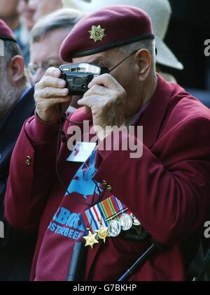 Ein Veteran macht ein Foto beim 60. Jahrestag Pilgrimage Airborne Memorial Service auf dem Oosterbeek war Cemetery, in der Nähe von Arnhem, Holland. Prinz Charles schloss sich mehr als 5,000 Veteranen und ihren Familien an, um an die Menschen zu erinnern, die vor genau 60 Jahren in der epischen Schlacht von Arnhem getötet wurden. Stockfoto