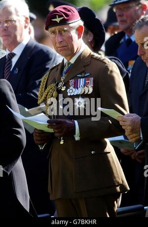 Der Prinz von Wales beim 60. Jahrestag Pilgrimage Airborne Memorial Service auf dem Oosterbeek Kriegsfriedhof, in der Nähe von Arnhem, Holland. Prinz Charles schloss sich mehr als 5,000 Veteranen und ihren Familien an, um an die Menschen zu erinnern, die vor genau 60 Jahren in der epischen Schlacht von Arnhem getötet wurden. Stockfoto