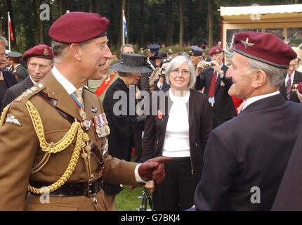 Der Prinz von Wales (links) unterhält sich mit Jim Knight, einem Veteranen-Fallschirmjäger, während er den British Airborne Cemetery verlässt, nach dem 60th Anniversary Pilgrimage Airborne Memorial Service auf dem Oosterbeek war Cemetery, in der Nähe von Arnhem, Holland, Sonntag, 19. September 2004. Prinz Charles schloss sich mehr als 5,000 Veteranen und ihren Familien an, um an die Toten der epischen Schlacht von Arnhem vor genau 60 Jahren zu erinnern. Stockfoto