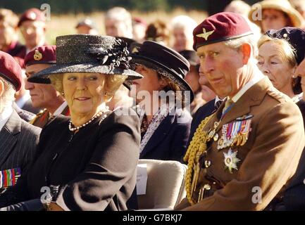 Der Prinz von Wales sitzt neben Königin Beatrix der Niederlande während des 60. Jahrestages der Pilgrimage Airborne Memorial Service auf dem Oosterbeek war Cemetery, in der Nähe von Arnhem, Holland. Prinz Charles schloss sich mehr als 5,000 Veteranen und ihren Familien an, um an die Menschen zu erinnern, die vor genau 60 Jahren in der epischen Schlacht von Arnhem getötet wurden. Stockfoto