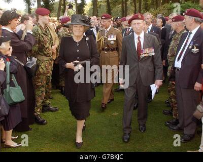 Der Prinz von Wales (Mitte, Hintergrund) mit Königin Beatrix der Niederlande (links) und Generalmajor Anthony Deane-Drummond erreichen den British Airborne Cemetery, in der Nähe von Arnhem, Holland. Prinz Charles schloss sich mehr als 5,000 Veteranen und ihren Familien an, um an die Menschen zu erinnern, die vor genau 60 Jahren in der epischen Schlacht von Arnhem getötet wurden. Stockfoto