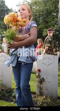 Ein junges holländisches Schulmädchen bereitet sich darauf vor, einen Blumenstrauß auf das Grab eines britischen Fallschirmjäger auf dem British Airborne Cemetery in der Nähe von Arnhem, Holland, zu legen. Der Prinz von Wales und Königin Beatrix der Niederlande haben sich mehr als 5,000 Veteranen und ihre Familien angeschlossen, um an die Menschen zu erinnern, die vor genau 60 Jahren in der epischen Schlacht von Arnhem getötet wurden. Stockfoto