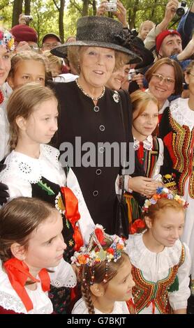 Königin Beatrix von den Niederlanden lächelt auf dem British Airborne Cemetery in der Nähe von Arnhem, Holland, mit einer Gruppe holländischer Schülerinnen in traditioneller Tracht. Prinz Charles schloss sich mehr als 5,000 Veteranen und ihren Familien an, um an die Menschen zu erinnern, die vor genau 60 Jahren in der epischen Schlacht von Arnhem getötet wurden. Stockfoto