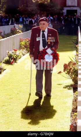 Ein Veteran des Fallschirmjägerkranzes in der Hand macht sich auf den Weg durch den British Airborne Cemetery, in der Nähe von Arnhem, Holland. Der Prinz von Wales und Königin Beatrix der Niederlande haben sich mehr als 5,000 Veteranen und ihre Familien angeschlossen, um an die Menschen zu erinnern, die vor genau 60 Jahren in der epischen Schlacht von Arnhem getötet wurden. Stockfoto