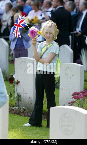 Ein junges holländisches Schulmädchen bereitet sich darauf vor, einen Blumenstrauß auf das Grab eines britischen Fallschirmjäger auf dem British Airborne Cemetery in der Nähe von Arnhem, Holland, zu legen. Der Prinz von Wales und Königin Beatrix der Niederlande haben sich mehr als 5,000 Veteranen und ihre Familien angeschlossen, um an die Menschen zu erinnern, die vor genau 60 Jahren in der epischen Schlacht von Arnhem getötet wurden. Stockfoto