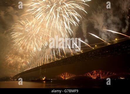 Feuerwerk geht über der Forth Road Bridge in South Queensferry, Schottland, aus Anlass des 50. Jahrestages der Brücke. Stockfoto