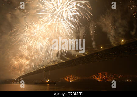 Feuerwerk geht über der Forth Road Bridge in South Queensferry, Schottland, aus Anlass des 50. Jahrestages der Brücke. Stockfoto