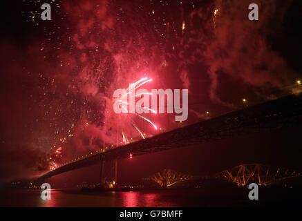 Feuerwerk geht über der Forth Road Bridge in South Queensferry, Schottland, aus Anlass des 50. Jahrestages der Brücke. Stockfoto