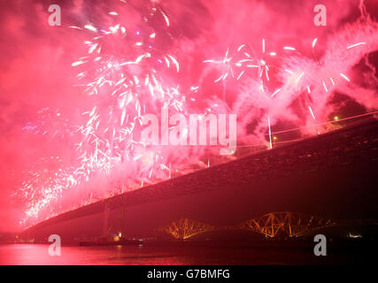 Feuerwerk geht über der Forth Road Bridge in South Queensferry, Schottland, aus Anlass des 50. Jahrestages der Brücke. Stockfoto