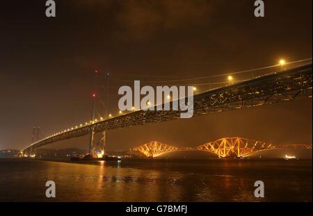 Feuerwerk geht über der Forth Road Bridge in South Queensferry, Schottland, aus Anlass des 50. Jahrestages der Brücke. Stockfoto