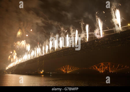 Feuerwerk geht über der Forth Road Bridge in South Queensferry, Schottland, aus Anlass des 50. Jahrestages der Brücke. Stockfoto