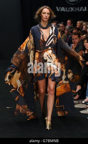 Ein Modell auf dem Laufsteg während der London Fashion Week Frühjahr/Sommer 2005 Show von Designerin Giles Deacon, im Royal Chelsea Hospital in Chelsea, London. Stockfoto