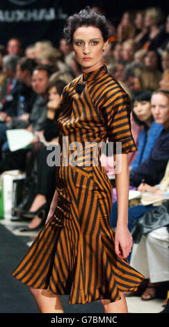 Model Erin O'Connor auf dem Laufsteg während der London Fashion Week Frühjahr/Sommer 2005 Show von Designerin Giles Deacon, im Royal Chelsea Hospital in Chelsea, London. Stockfoto