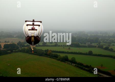 Ein 128 Meter breiter Heißluftballon in Form einer Galeone, der von Captain Morgan in Auftrag gegeben wurde, fliegt nahe dem Highgrove House in der Nähe von Tetbury in Gloucestershire, um Prinz Harry's 30. Geburtstag zu feiern. Stockfoto