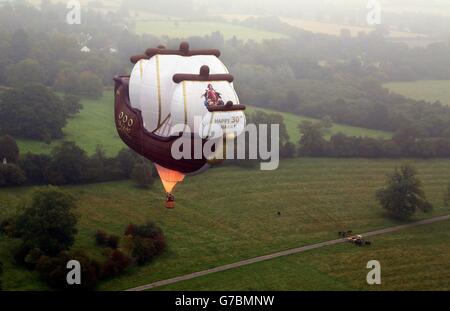 Ein 128 Meter breiter Heißluftballon in Form einer Galeone, der von Captain Morgan in Auftrag gegeben wurde, fliegt nahe dem Highgrove House in der Nähe von Tetbury in Gloucestershire, um Prinz Harry's 30. Geburtstag zu feiern. Stockfoto