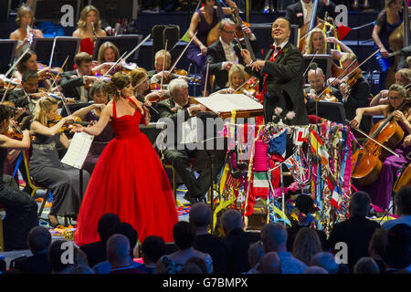 Dirigent Sakari Oramo und Solist Ruthie Henshall während der letzten Nacht der Proms in der Royal Albert Hall, London. Stockfoto