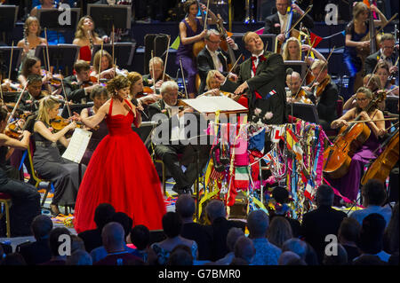 Dirigent Sakari Oramo und Solist Ruthie Henshall während der letzten Nacht der Proms in der Royal Albert Hall, London. Stockfoto