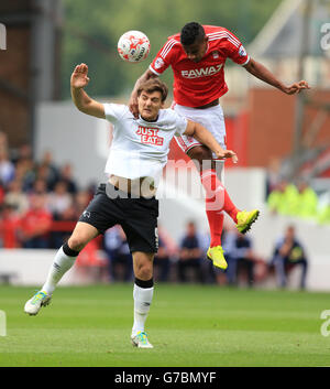 Fußball - Sky Bet Championship - Nottingham Forest / Derby County - City Ground. Michael Mancienne von Nottingham Forest und Chris Martin von Derby County kämpfen um den Ball in der Luft. Stockfoto