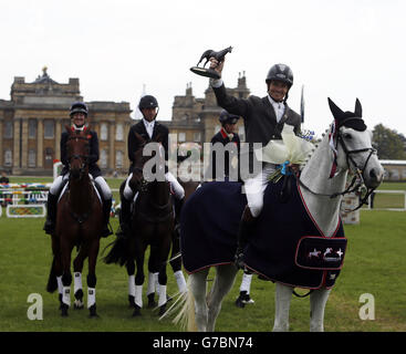 Der britische Francis Whittington Riding Easy Target feiert den Sieg des CCI 3* Wettbewerbs am vierten Tag der Blenheim Palace International Horse Trials in Oxfordshire. Stockfoto