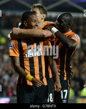 Abel Hernandez von Hull City (links) feiert mit Nikica Jelavic (Mitte) und Mohamed Diame (rechts), nachdem er das erste Tor seines Teams während des Spiels der Barclays Premier League im KC Stadium, Hull, erzielt hatte. Stockfoto