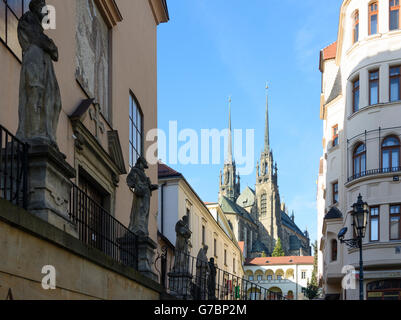 Kathedrale St. Peter und Paul, links die Kapuzinerkirche, Brno (Brünn), Tschechische Republik, Jihomoravsky, Südmähren, Südmähren Stockfoto