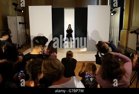 Models posieren während der Tata-Naka-Präsentation, in der Royal Academy im Zentrum von London, während der London Fashion Week. Stockfoto