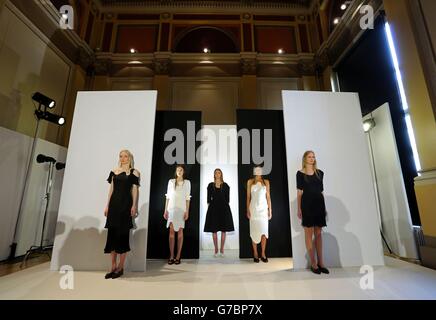 Models posieren während der Tata-Naka-Präsentation, in der Royal Academy im Zentrum von London, während der London Fashion Week. Stockfoto