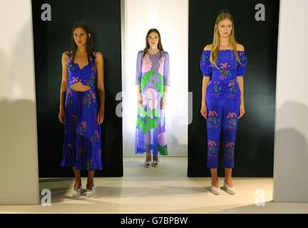 Models posieren während der Tata-Naka-Präsentation, in der Royal Academy im Zentrum von London, während der London Fashion Week. Stockfoto