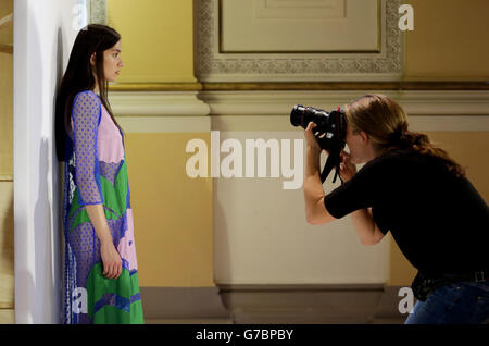 Models posieren während der Tata-Naka-Präsentation, in der Royal Academy im Zentrum von London, während der London Fashion Week. Stockfoto