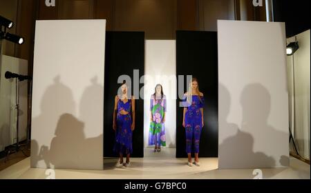 Models posieren während der Tata-Naka-Präsentation, in der Royal Academy im Zentrum von London, während der London Fashion Week. Stockfoto