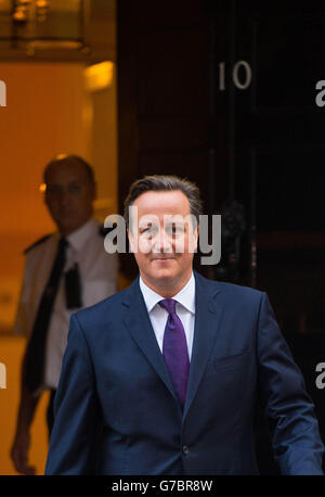 Premierminister David Cameron geht aus der Downing Street 10 in Westminster, im Zentrum von London, um mit den Medien zu sprechen, nachdem im schottischen Unabhängigkeitsreferendum kein Votum abgegeben wurde. Stockfoto