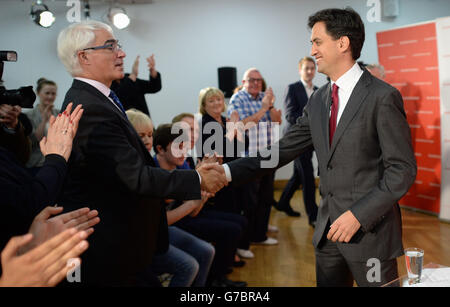 Der Labour-Vorsitzende Ed Miliband gratulierte Alistair Darling bei einer Kundgebung in Glasgow, nachdem Schottland entschieden dafür gestimmt hatte, die Unabhängigkeit abzulehnen und ein Teil der Union zu bleiben. Stockfoto