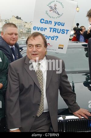 John Prescott mit Jaguar Autoarbeitern und seinem Jaguar Auto bei einem Fotoanruf auf der Labour Party Conference in Brighton, East Sussex. Der stellvertretende Premierminister - genannt "zwei Jags" - unterstützte 1,150 Jaguar-Arbeiter, die der Axt gegenüberstehen, und forderte das Unternehmen auf, seine Entscheidung, die Arbeitsplätze zu kürzen, zu überdenken. Stockfoto