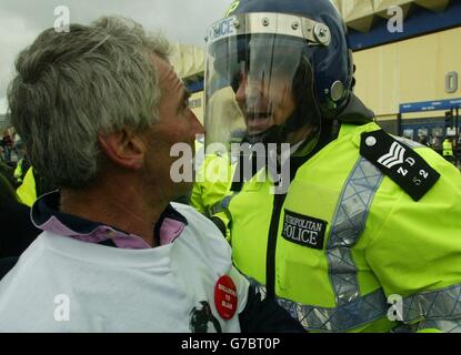 Jagdprotestierende stoßen vor der Labour Party Konferenz in Brighton auf die Polizei, wie der Premierminister seine Rede hält. Stockfoto