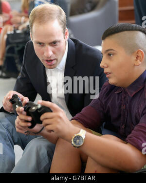 Der Herzog von Cambridge spielt Computerspiele, als er am zweiten Tag seines Besuchs auf der Insel das Agenzija Appogg Access Centre für junge Menschen in Vittoriosa, Malta besucht. Stockfoto