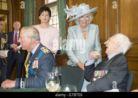 Der Prinz von Wales und die Herzogin von Cornwall sprechen mit Veteranen bei einem Empfang, nachdem sie den Battle of Britain Fighter Association Service of Thanksgiving and Rededication in Westminster Abbey, London besucht hatten. Stockfoto