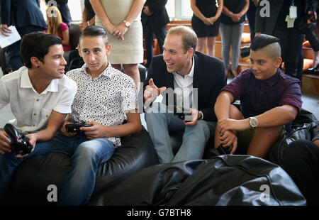 Der Herzog von Cambridge spielt Computerspiele, als er am zweiten Tag seines Besuchs auf der Insel das Agenzija Appogg Access Centre für junge Menschen in Vittoriosa, Malta besucht. Stockfoto