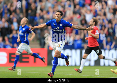 Fußball - Barclays Premier League - Leicester City / Manchester United - King Power Stadium. Leonardo Ulloa von Leicester City feiert das fünfte Tor des Spiels Stockfoto