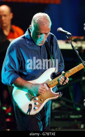 Pink Floyds Dave Gilmour tritt auf der Bühne während des Miller Strat Pack Konzerts in der Wembley Arena in London auf. Gilmour spielt den 1954 Fender Stratocaster mit der einzigartigen Seriennummer 0001. Stockfoto