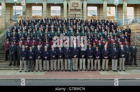 Die 12 Teams stellen sich für ein Bild vor dem International Cricket Council Awards im Alexandra Palace, North London. Teams von der Spitze: Australien, Bangladesch, England, Indien, Kenia, Neuseeland, Pakistan, Südafrika, Sri Lanka, USA, Westindien und Simbabwe; erste Reihe: Schiedsrichter. Die Auszeichnungen, an denen alle 12 Teams teilnehmen, die in England für die Champions Trophy versammelt sind, gelten für Erfolge vom 1. August letzten Jahres bis zum 31. Juli dieses Jahres. Ehrenwelt Xis wird auch für Test und eintägige Cricket benannt werden. Stockfoto