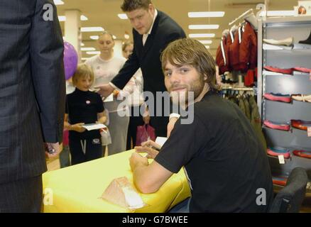 Der ehemalige Westlife-Sänger Brian McFadden - der die Schreibweise seines Vornamens von Bryan änderte, als er die Band verließ - während eines Auftritts im Laden bei Woolworths in Reading, Berkshire, um Kopien seiner Solo-Debüt-Single 'Real To Me' zu signieren. Stockfoto